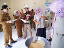 Pj. Bupati Pringsewu Marindo Kunjungi Gapoktan Olahan Dodol Sirsak Kecamatan Pardasuka