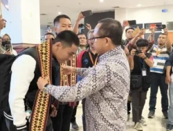 Kadisdibud Lampung Sulpakar Sambut Kedatangan Kontingen LKS SMK XXXII Tingkat Nasional 2024 di Bandara Radin Inten II