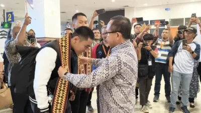 Kadisdibud Lampung Sulpakar Sambut Kedatangan Kontingen LKS SMK XXXII Tingkat Nasional 2024 di Bandara Radin Inten II