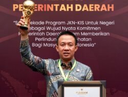 Pj.Bupati Pringsewu Terima Penghargaan Universal Health Coverage 2024