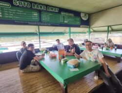 Atlet Esport PWI Lampung Menikmati Makanan Khas Kalsel Soto Banjar di Pinggir Sungai Barito